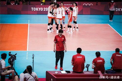 女排姑娘们终究出局了,看到郎平强颜欢笑的离去,心疼泪目