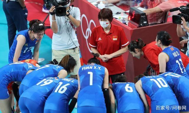 女排姑娘流泪鞠躬致谢郎平,50.1%受访者觉得郎平应继续当主教练