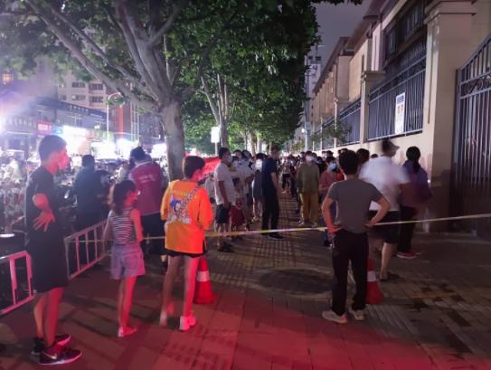 郑州金水区农科路小学核酸检测点队伍超200米长|直击郑州抗疫一线