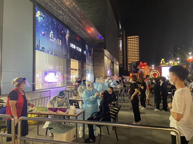 郑州丹尼斯大卫城连夜组织员工进行核酸检测|直击郑州抗疫一线