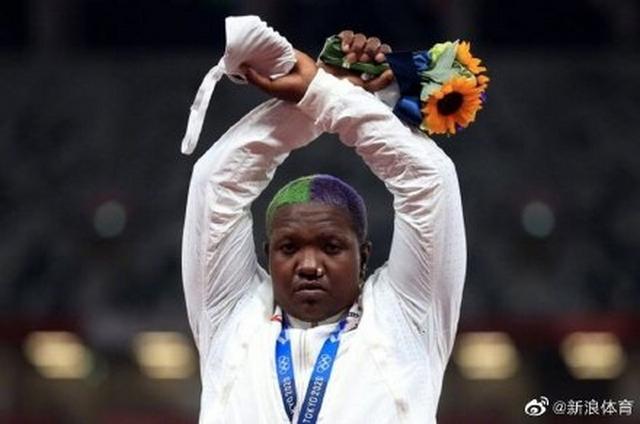 戴防毒面具出战后,美铅球运动员领奖台做怪异动作遭调查!