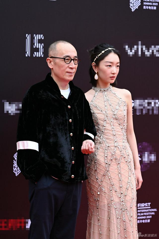 组图:今夜的西宁星光熠熠!周冬雨童瑶等亮相FIRST闭幕红毯