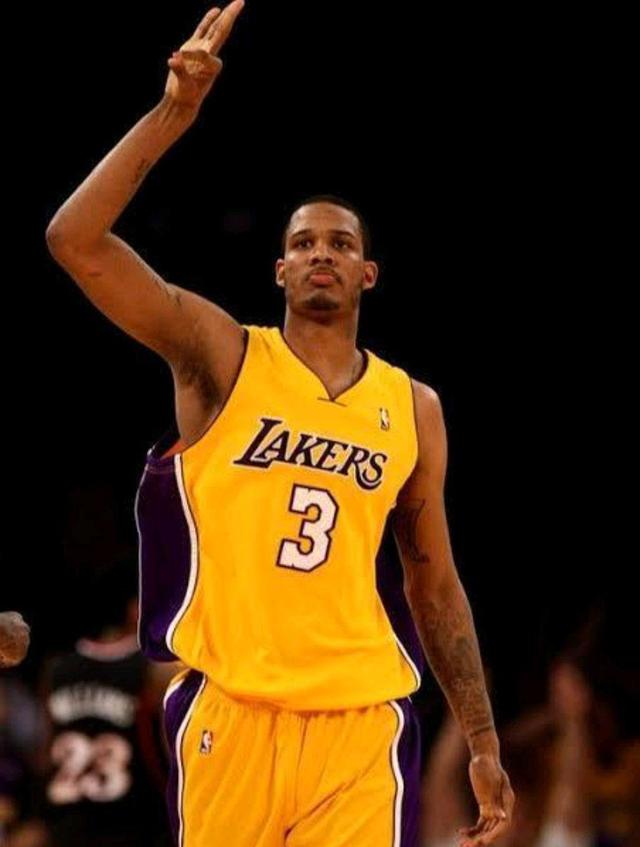 35岁的霍华德、33岁的艾灵顿、36岁的阿里扎正式加盟湖人养老院!