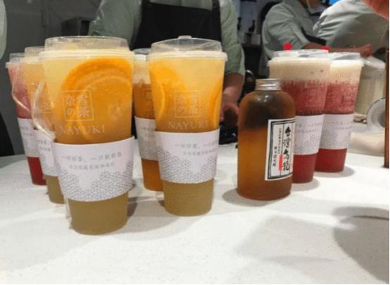 网红奶茶店“奈雪的茶”发现蟑螂 店员:没事,不用管它