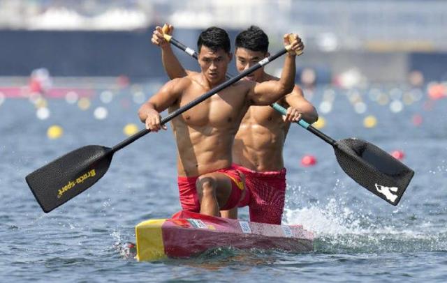 3分25秒198!中国再添一枚奖牌,刘浩郑鹏飞千米双人划艇摘银!