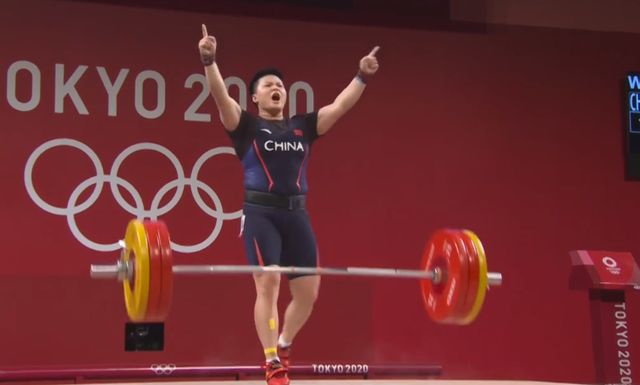 太霸气!汪周雨双手指天比NO.1,最后一把涨10公斤,大吼:拼了