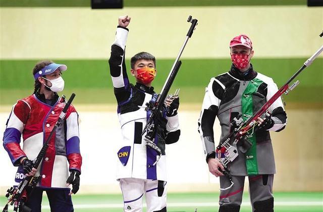 射击男子50米步枪三姿决赛“00后”小将张常鸿破世界纪录夺冠
