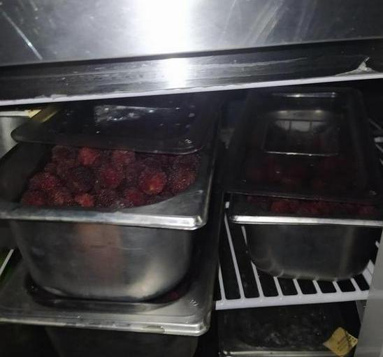 蟑螂“不用管”、发黑的芒果继续使用?奈雪的茶:不会使用不新鲜...