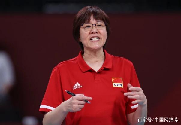 郎平执教最后一场比赛圆满落幕 赛后与女排姑娘们拥抱