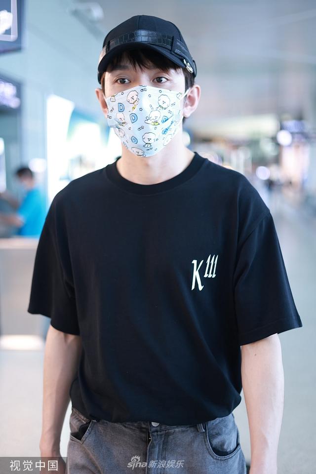 组图:李佳琦戴爱犬never卡通口罩超萌 鸭舌帽渐变牛仔裤混搭时髦