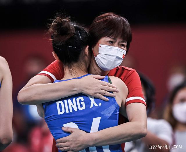 郎平最后为女排送上1句话!帮丁霞擦泪,与颜妮耳语,摸袁心玥脸