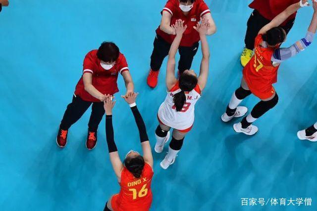 都是在奥运小组出局,郎平流泪向球迷道歉,为何贾秀全却避谈责任