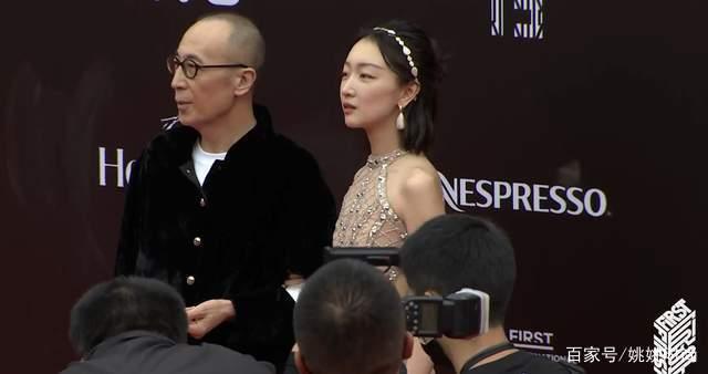 周冬雨一袭裸色露背礼服出席电影节,骨感身材太吸睛,高调博眼球