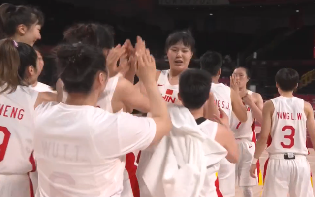 3连胜!中国女篮强势晋级8强,李梦秀“金鸡独立”,姚明激动鼓掌