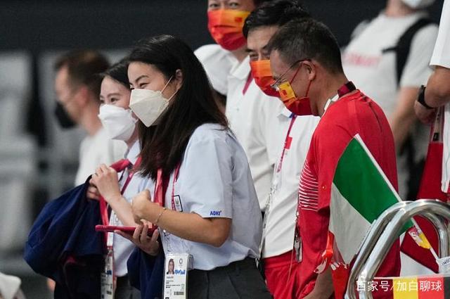 郭晶晶觉得施廷懋要赢得冠军并不容易。可惜,他不会倒立