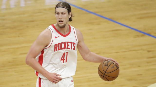 火箭两弃一签!悍将1500万留队,19+8大将转会活塞,布朗也出走