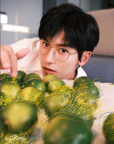 张哲瀚被曝虚假单身人设,疑似嫂子王佩雯回应恋情,二人早已分手