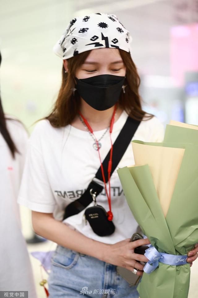 组图:孟佳戴头巾配耳夹妥妥女团范 露白皙美腿获送鲜花心情靓