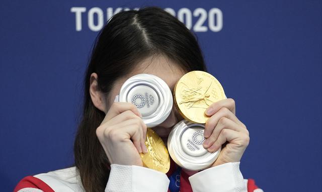 张雨霏蝶泳夺金!刷新奥运会纪录,凡尔赛式炫富