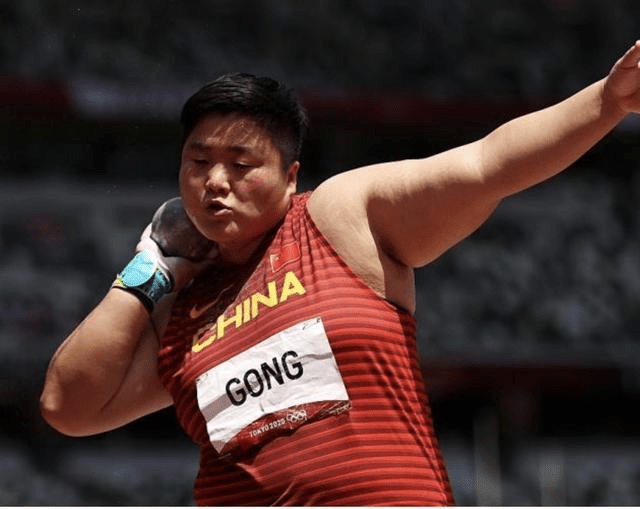 看呆了!美国选手抢镜:比赛狂瞪巩立姣,拿下银牌扭臀庆祝