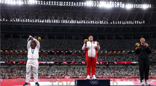 美国选手对中国冠军巩立姣有多尊重?颁奖结束后再抗议也不迟