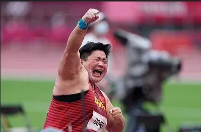 金牌并非全部,巩立姣与亚当斯赛后惺惺相惜