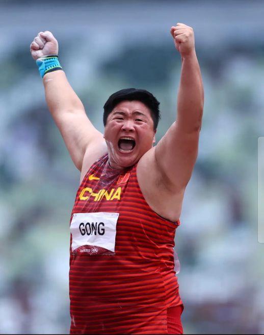 巩立姣以绝对优势夺金,银牌获得者美国选手桑德斯领奖台上抗议?