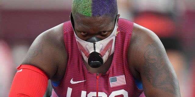 美铅球女选手戴防毒面具参加比赛