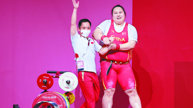 “睡地板”的举重冠军李雯雯,场上比心太可爱!赛后讲述比赛细节