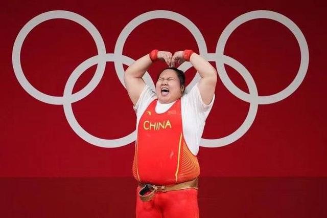 可可爱爱!李雯雯赛后比心开心庆祝