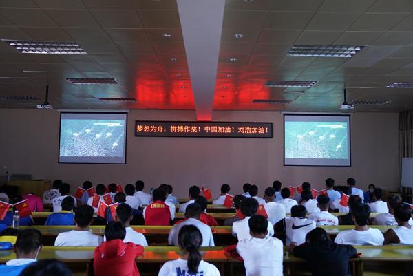 刘浩、郑鹏飞1000米双人划艇夺得银牌 云南“家人”送来祝贺