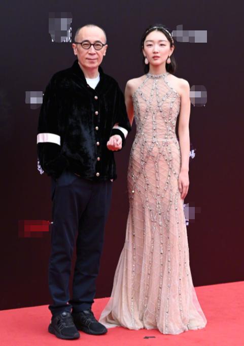 女星红毯生图超亮眼!周冬雨裸色长裙秀排骨身材,姚晨深V超大胆