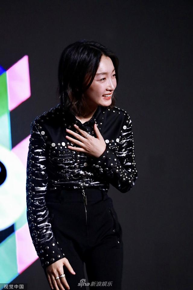 组图:周冬雨现身影展发布会 铆钉朋克风上衣搭高腰裤自信从容