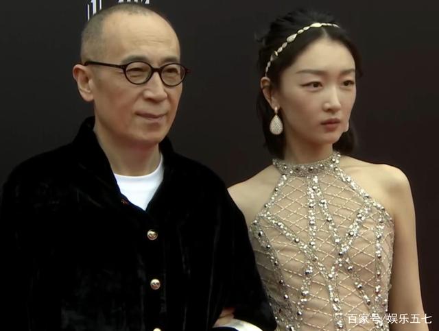 周冬雨裸色露背礼服气场大女人味足!侧身露腰被侃:身体未成年?