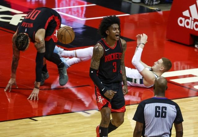 火箭达成两笔签约!伍德内线搭档出炉!悍将离队敲定,方式很正确