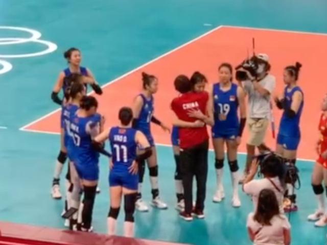 东京奥运会催泪一幕!中国女排姑娘哭成泪人,郎平哽咽
