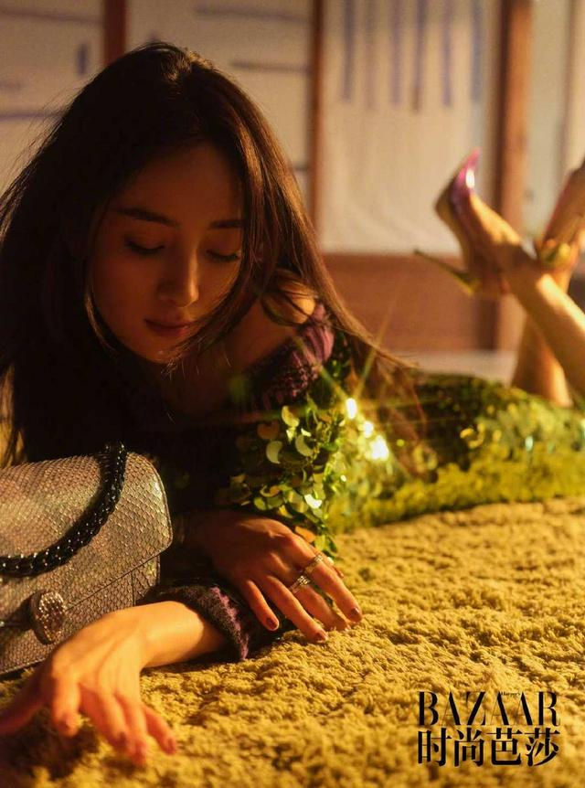 组图:杨幂黑色轻纱裙勾勒曼妙身姿 双眸灵动展现十足氛围感