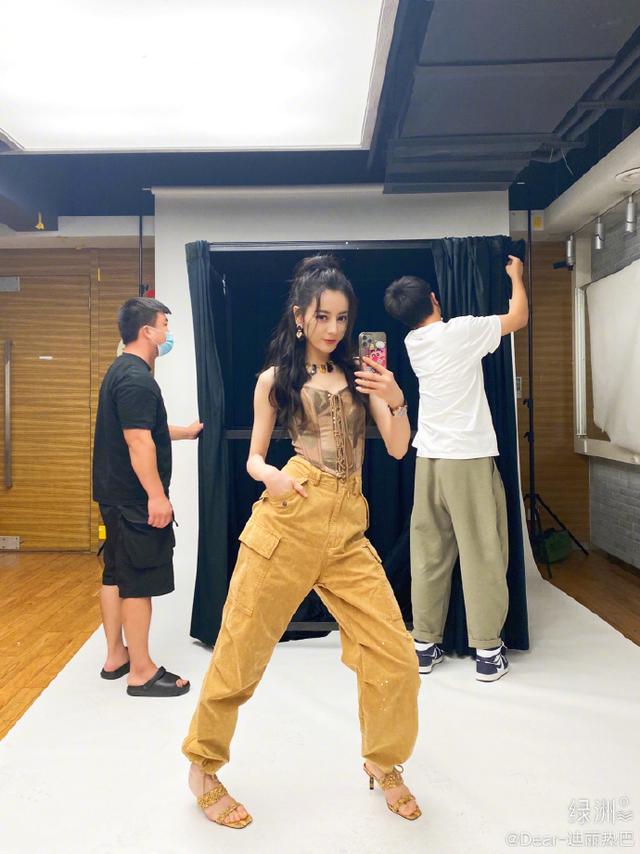 组图:5g网速!迪丽热巴绿洲晒照模仿人类高质量男性自拍