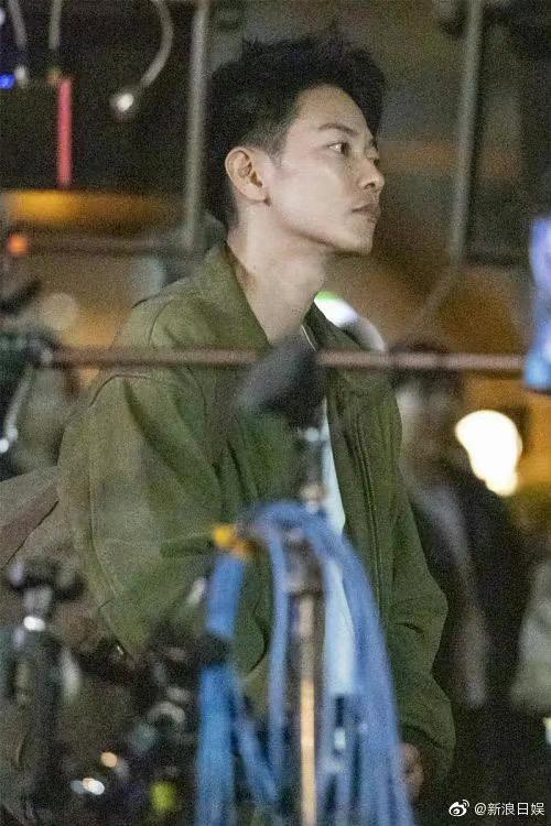 组图:佐藤健大型外景中拍戏 夏拍冬装大汗淋漓