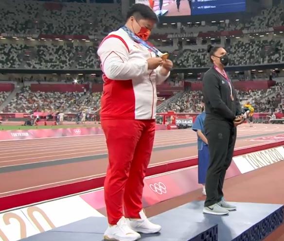 巩立姣首次真正站上奥运领奖台,仔细看金牌,合影被美国选手抢镜