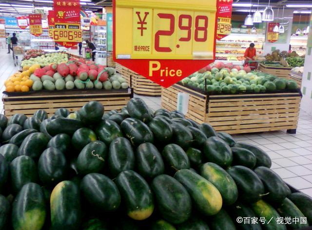 韩国朋友在中国买西瓜,“我要买3斤”,老板无奈:真没法卖!