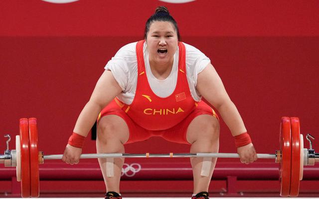 睡地板的举重姑娘拿金牌啦!李雯雯击败跨性别选手,刷新奥运纪录