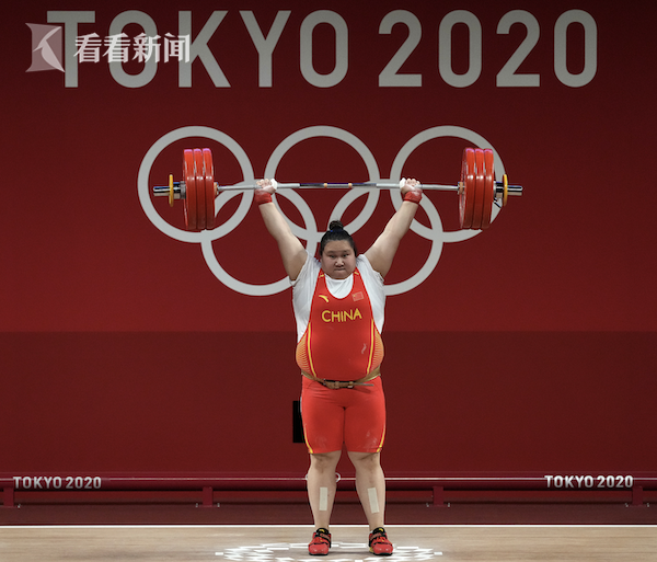 打地铺收到大量关心 李雯雯夺金后向网友们比心