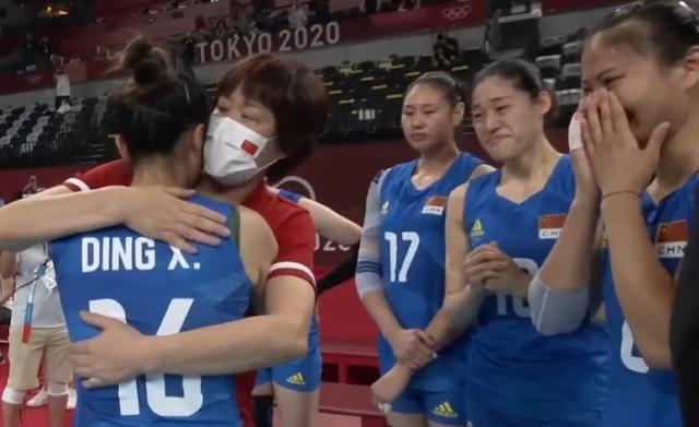 太催泪!中国女排站成一排,挨个与郎平拥抱告别,眼眶全红透了