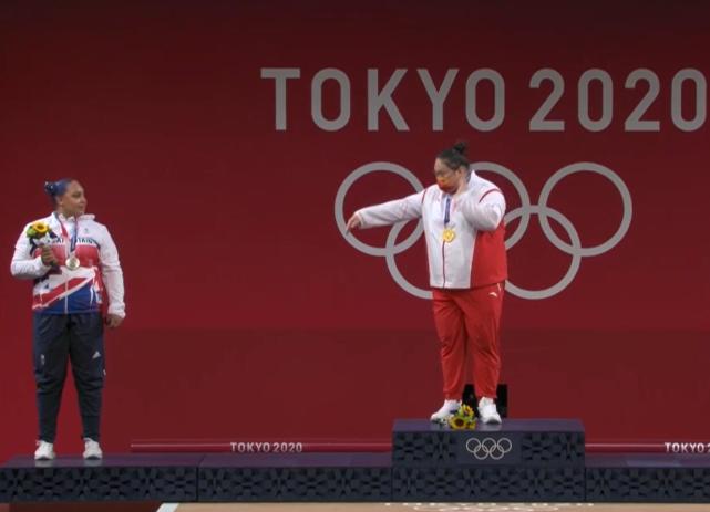 有情有义!颁奖结束后,谁注意李雯雯的举动,这才是奥运精神