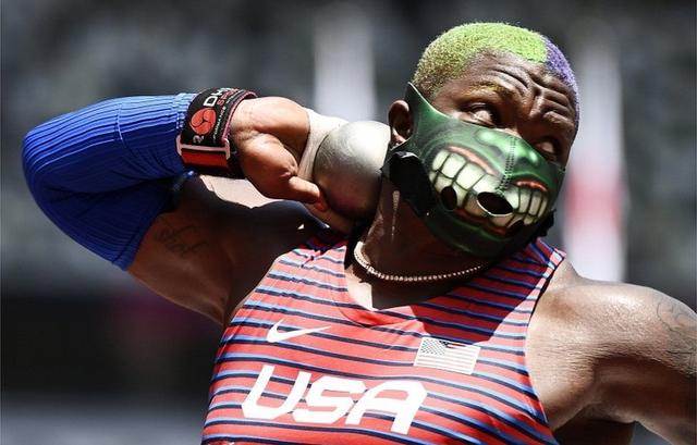 戴吓人面具,领奖台上做奇怪动作,美铅球运动员遭奥委会调查