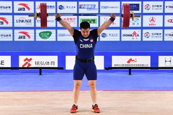 2日,湖北姑娘汪周雨举重冲金