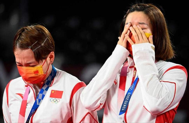 中国姑娘别哭!陈清晨和贾一凡抱憾摘银,颁奖台上掩面痛哭