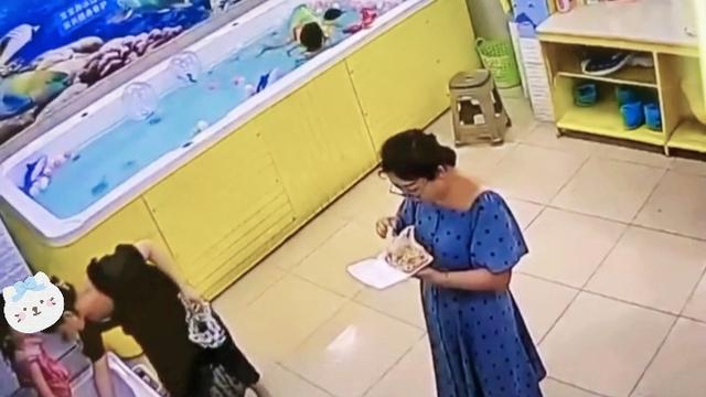 广东:女童游泳馆溺亡,旁边两人一个聊天一个吃饭,均未察觉异常