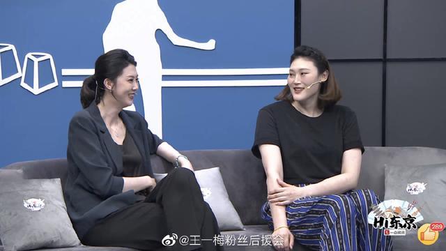 美腻!中国女排2大夺牌功勋久违同框,薛明优雅大方挂满了笑容